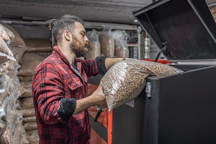 L'homme Charger les Pellets dans la Chaudière